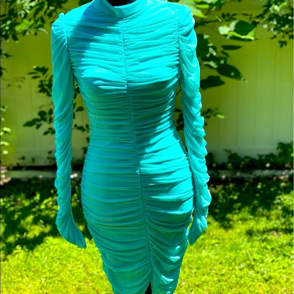 A long sleeve green dress - Picture 1 of 4